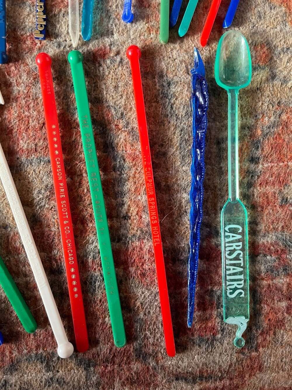 Vintage Lot of 29 Plastic Swizzle Sticks & Drink Stirrers - Airlines, Hotels, Re - Picture 2 of 7